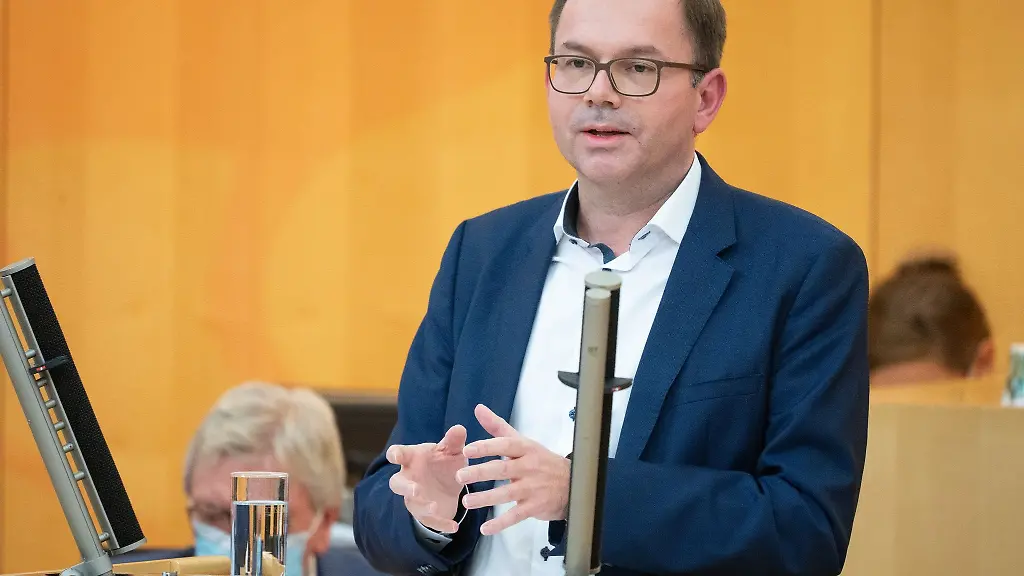 Mathias-Wagner-Fraktionsvorsitzender-der-Partei-Buendnis-90-Die-Gruenen-im-Hessischen-Landtag