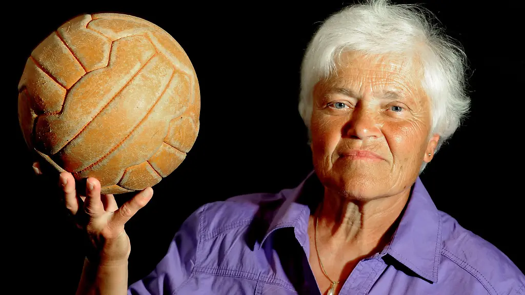 Die-deutsche-Frauenfussball-Pionierin-Baerbel-Wohlleben-zeigt-einen-Lederball