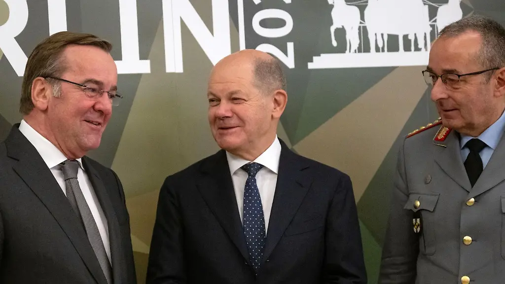 Verteidigungsminister-Boris-Pistorius-Bundeskanzler-Olaf-Scholz-beide-SPD-und-Carsten-Breuer-Generalinspekteur-der-Bundeswehr