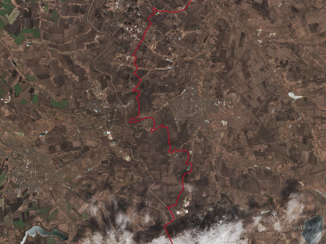 Satellitenfoto mit eingezeichneter Frontlinie: Der Frontabschnitt bei Tschassiw Jar (Bildmitte links) mit den Trümmern von Bachtmut (rechts) - die Hauptkampflinie nähert sich dem Donbass-Kanal.