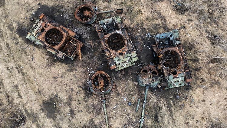 Zerstörte russische Panzer nahe dem Dorf Bohorodychne in der ukrainischen Region Donezk. 