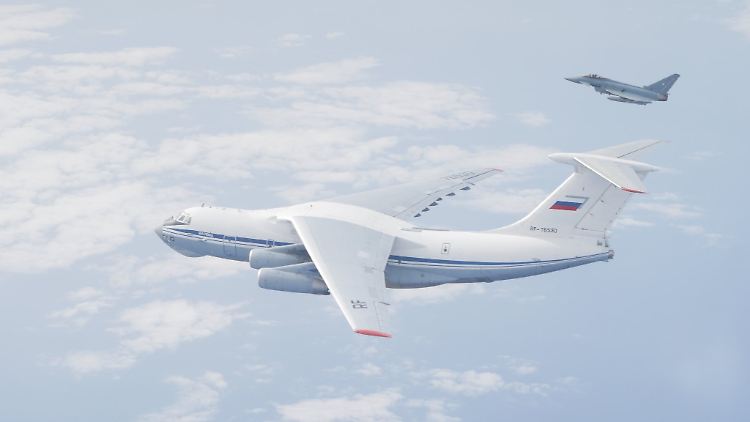 Ein deutscher Eurofighter am 10. April bei der Identifizierung einer russischen Transportmaschine vom Typ Il-76. 