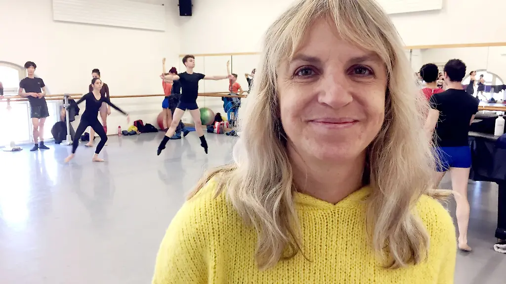 Silvana-Schroeder-Ballettdirektorin-des-Thueringer-Staatsballett-steht-waehrend-des-Trainings-im-Ballettsaal-des-Theaters-Gera