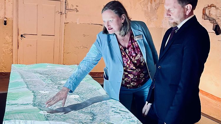 Museumskuratorin Regina Thiede mit Michael Kretschmer, Ministerpräsident von Sachsen, in Colditz.