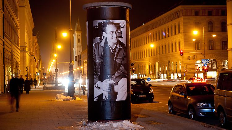 Ein Poster Bernd Eichingers an einer Litfasssäule in München.