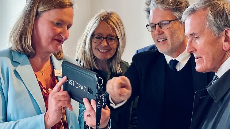 Digitale Animationen mit Histopads setzen Geschichte ganz neu in Szene. Die britische Botschafterin Jill Gallard und der britische Historiker Neil McGregor lassen sich die neue Technik von Regina Thiede und "Histovery" Gründer Bruno de Sa Moreira erklären.