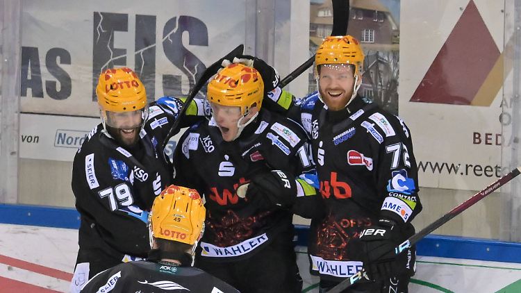 Die Pinguins fertigen auch die Eisbären ab.