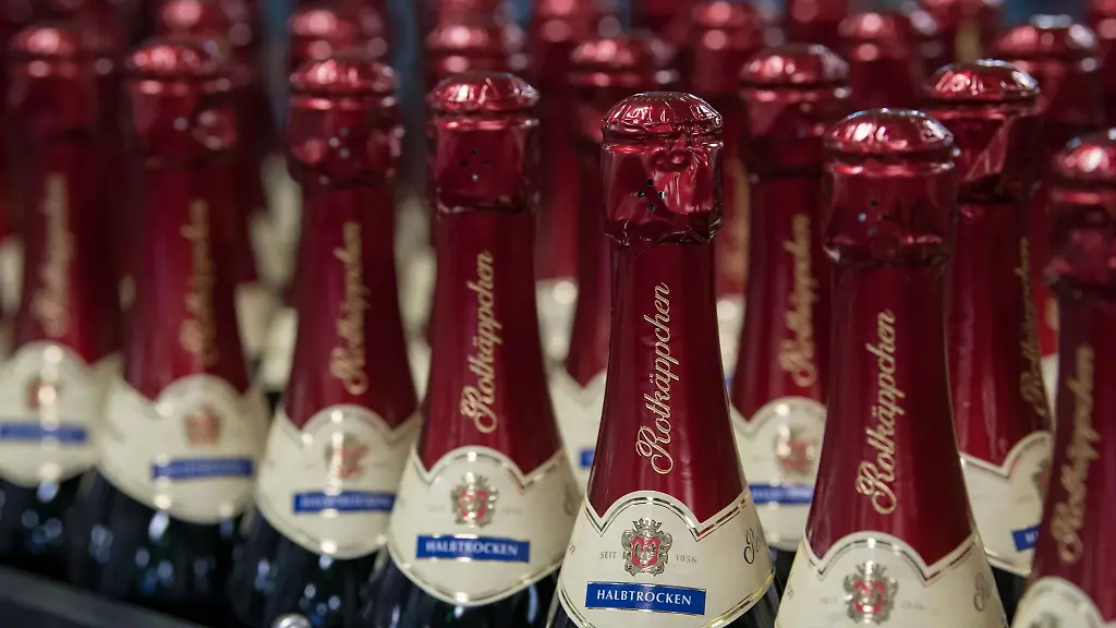 Sektflaschen-in-einer-Produktionslinie-in-der-Sektkellerei-Rotkaeppchen-Mumm-in-Freyburg