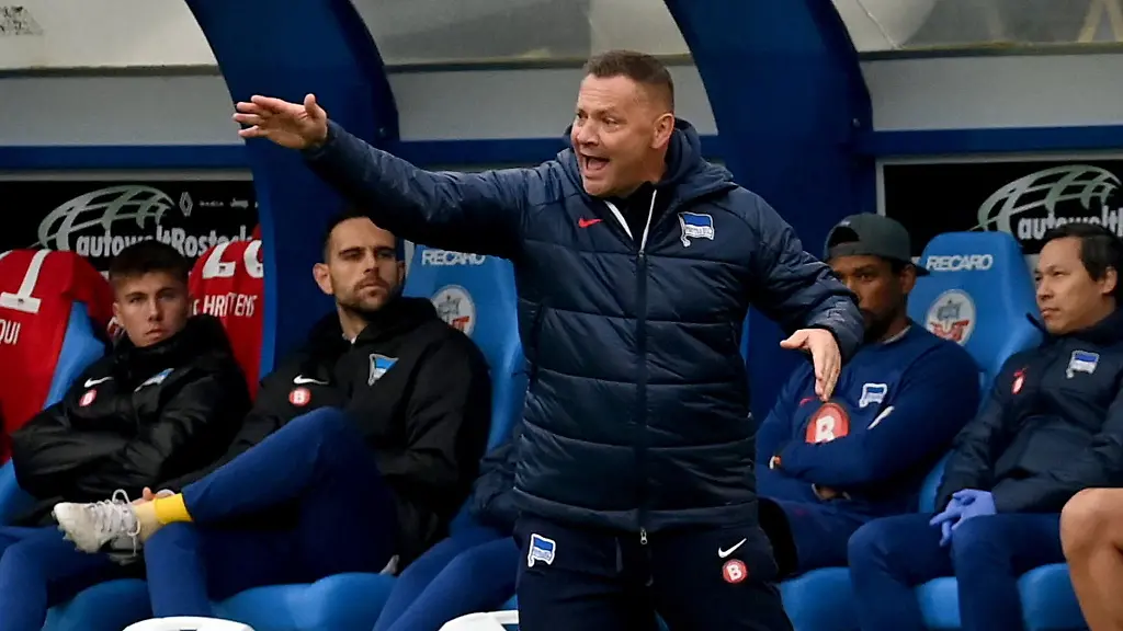 Herthas-Trainer-Pal-Dardai-gibt-taktische-Anweisungen