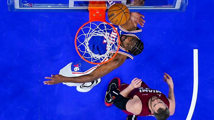 Joel Embiid beendet die Partie mit 23 Punkten, 15 Rebounds und 5 Vorlagen.