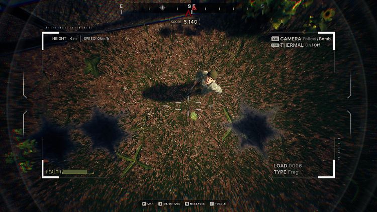 Ein russischer Soldat blickt zur Drohne.