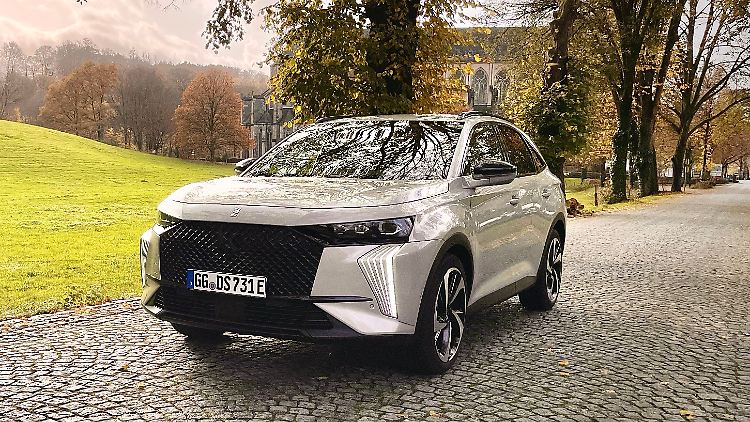 Der schwarze Kühlergrill verleiht dem DS7 eine sportive Note.