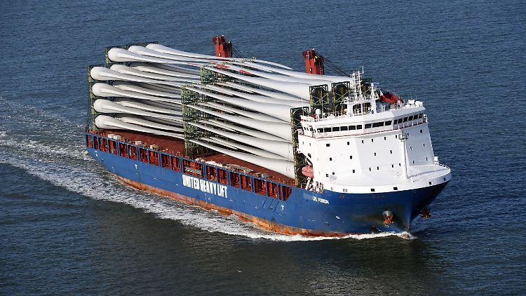 Auch für den Wind-Ausbau an Land werden die meisten der etwa 80 Meter langen Rotorblätter auf dem Seeweg nach Deutschland gebracht.