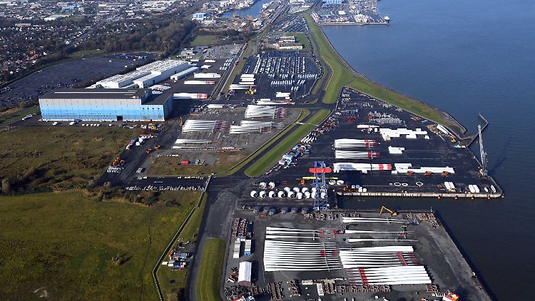 In Cuxhaven stapeln sich schon jetzt riesige Rotorblätter für neue Windkraftanlagen.
