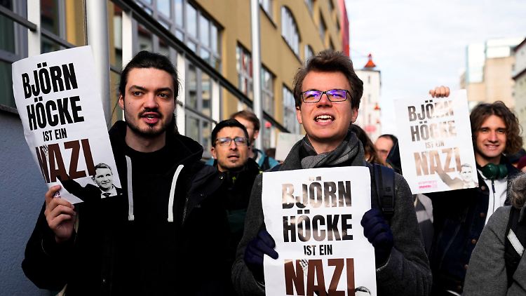 Protest gegen Höcke vor dem Landgericht Halle. 