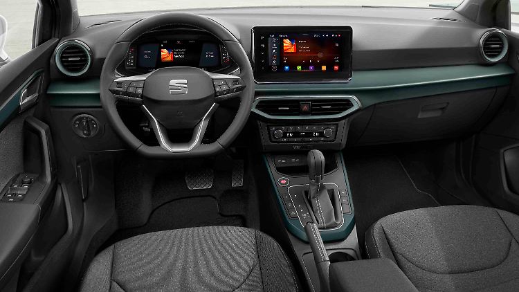 Das Platzangebot des Seat Arona fällt recht ordentlich aus. Die Materialauswahl im Innenraum wurde durch das Facelift verbessert.