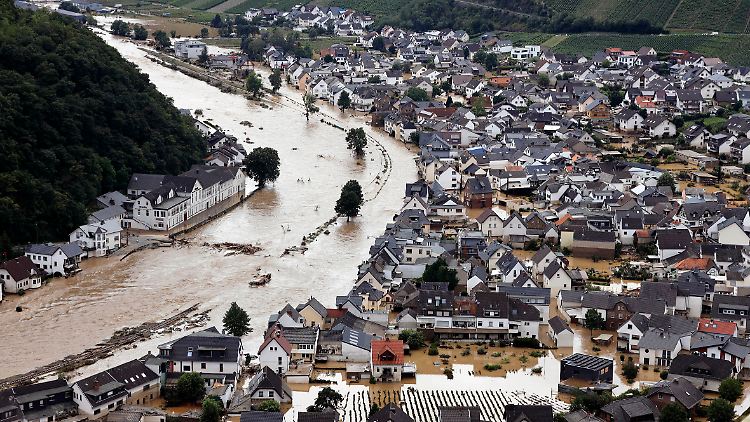 Bei der  Flut im Ahrtal starben 136 Menschen. Tausende Häuser wurden zerstört, Straßen und Brücken weggespült. 
