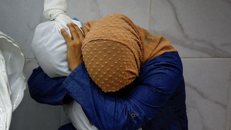 Inas Abu Maamar mit dem leblosen Körper ihrer Nichte Saly.