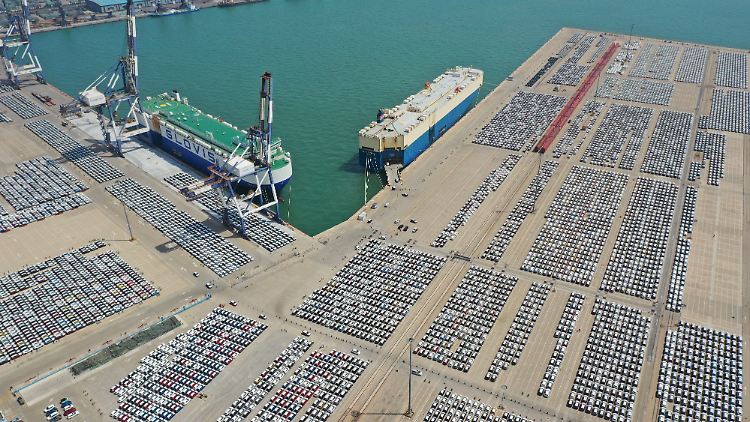 Im Hafen von Yantai stehen Autos zum Export bereit.