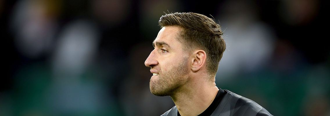 Koen Casteels vom VfL Wolfsburg steht auf dem Spielfeld.