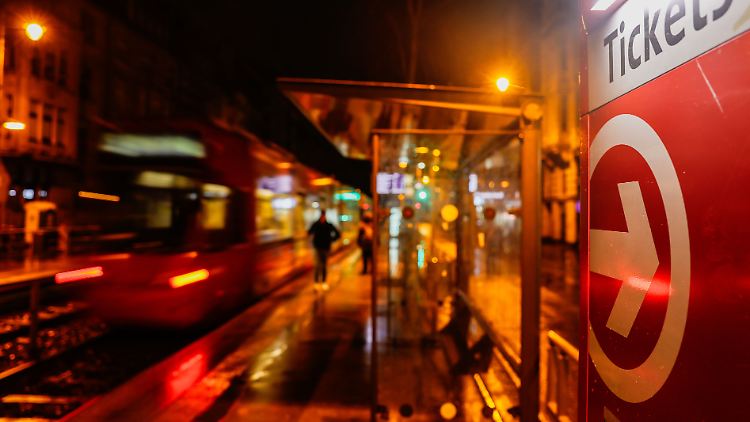 Die Länder wollen die Kosten weiterhin halbieren, der Bund will erst mal die tatsächlichen Verluste der Verbünde bilanzieren. 