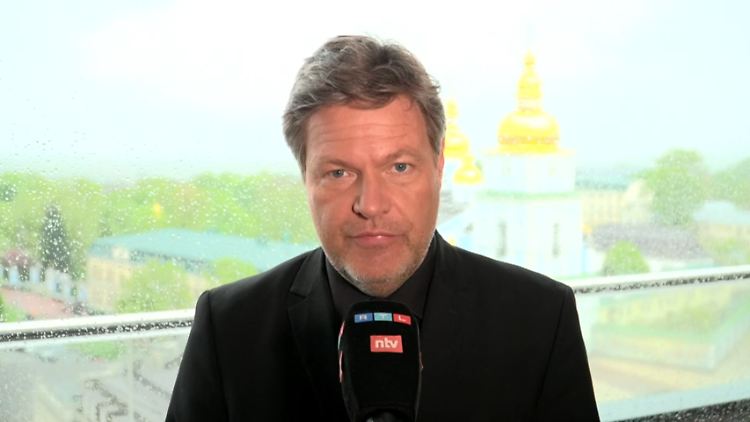 Habeck ließ sich aus Kiew zum Gespräch mit RTL-Politikchef Nikolaus Blome zuschalten.