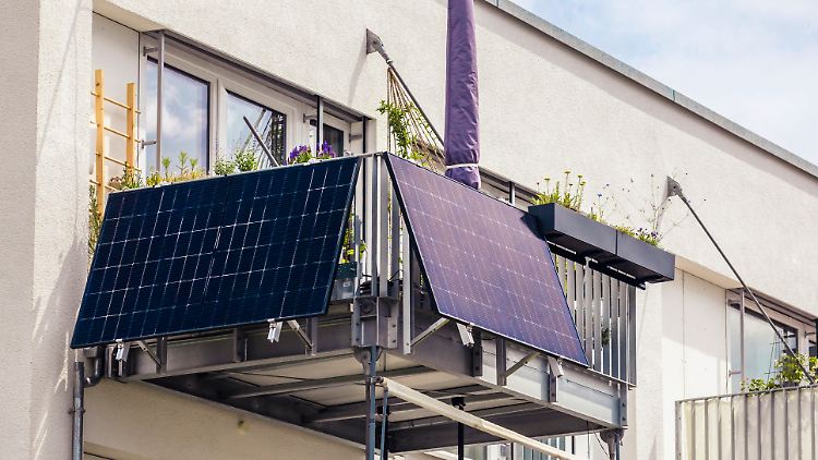 Mit Solarenergie aus dem eigenen Balkonkraftwerk lässt sich die Stromrechnung senken. Doch was passiert eigentlich mit überschüssigem Strom?