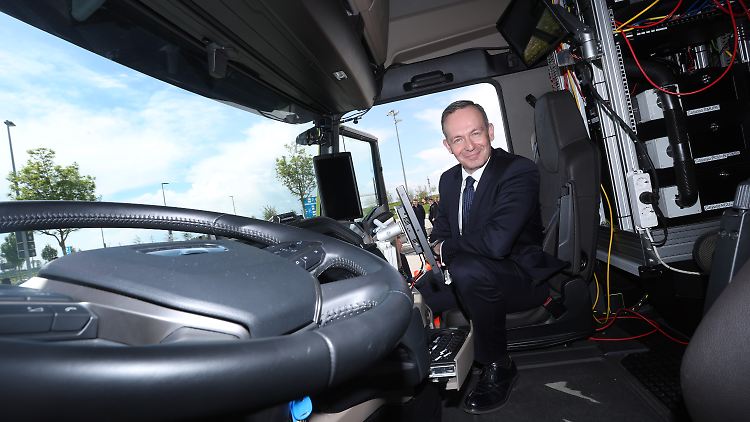 Bundesverkehrsminister Wissing setzt sich hinters Steuer, fahren muss er aber nicht selbst.