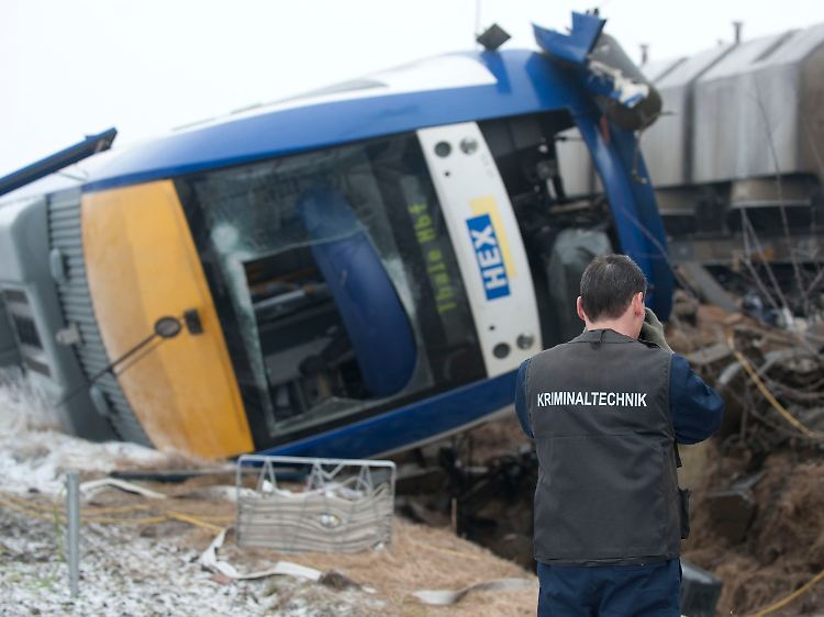 Der Nahverkehrszug springt durch die Wucht des Aufpralls aus den Schienen.