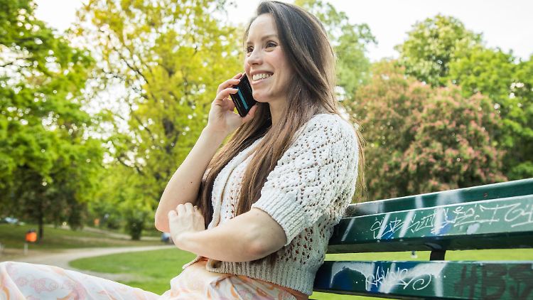 Mit entsprechenden Apps und Tarif-Optionen kann man kostengünstig ins Ausland telefonieren.