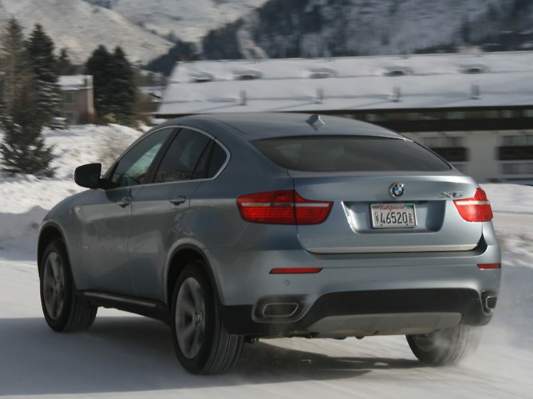In der Hybrid-Version rennt der X6 236 km/h schnell.