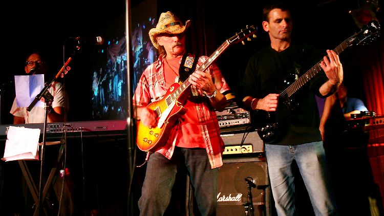 Allman Brothers-Gitarrist Dickey Betts (l.) bei einem seiner raren Auftritte in den vergangenen Jahren.
