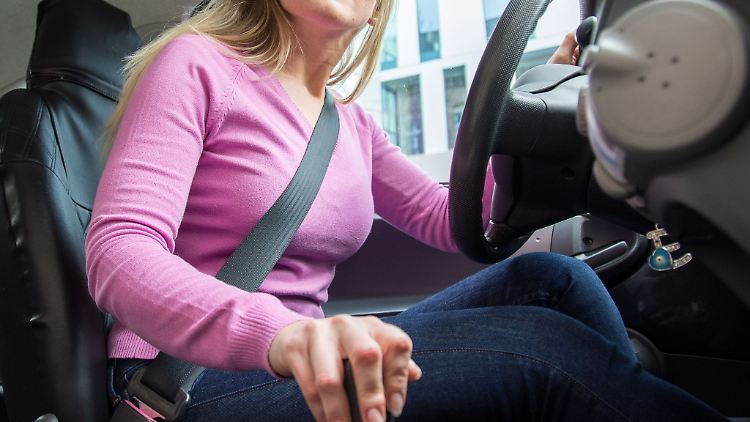 Autofahren heißt, aufmerksam zu bleiben. Doch nicht alle beherzigen das immer.