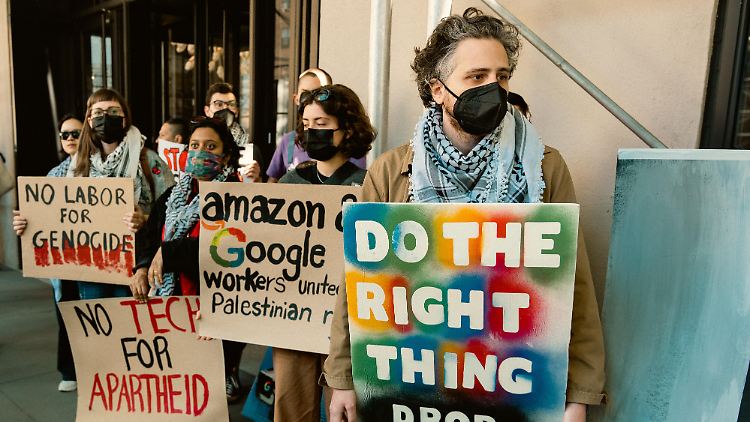 Seit Monaten protestieren Google Mitarbeiter in mehreren Städten in den USA gegen den Cloud-Vertrag mit Israel.