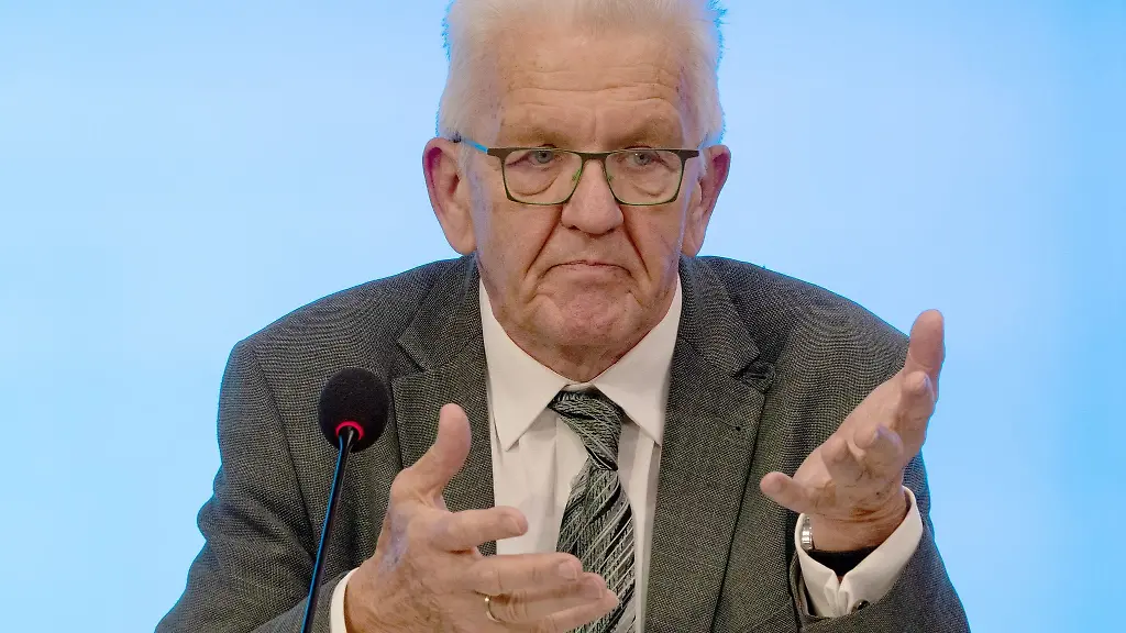 Winfried-Kretschmann-Buendnis-90-Die-Gruenen-Ministerpraesident-von-Baden-Wuerttemberg-spricht-bei-einer-Landes-Pressekonferenz