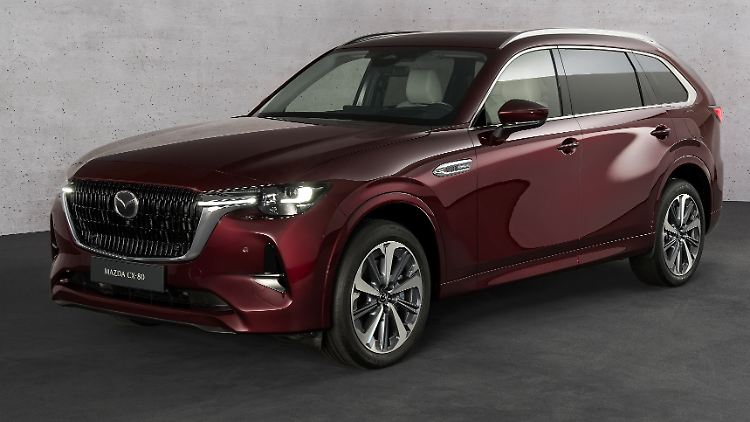 Der edle Chrom-Grill mit den vielen schwarzen Streben verleiht dem Mazda CX-80 Überholprestige.