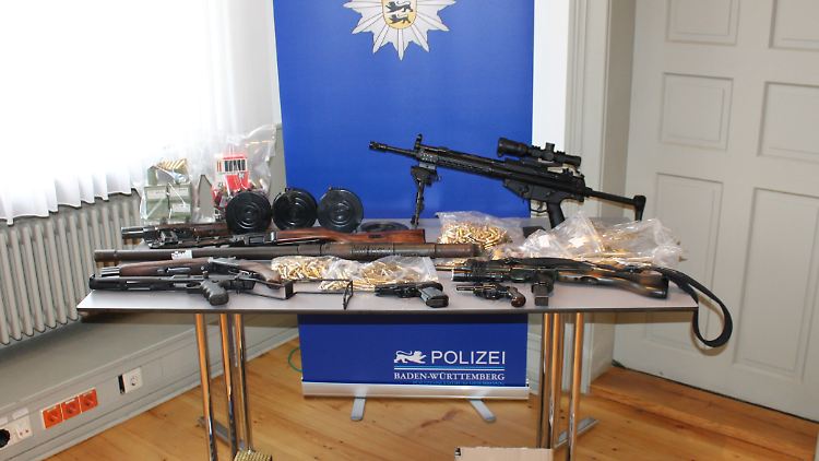 Neben den Waffen beschlagnahmte die Polizei auch Amphetamine, Marihuana und 10.000 Schuss Munition.