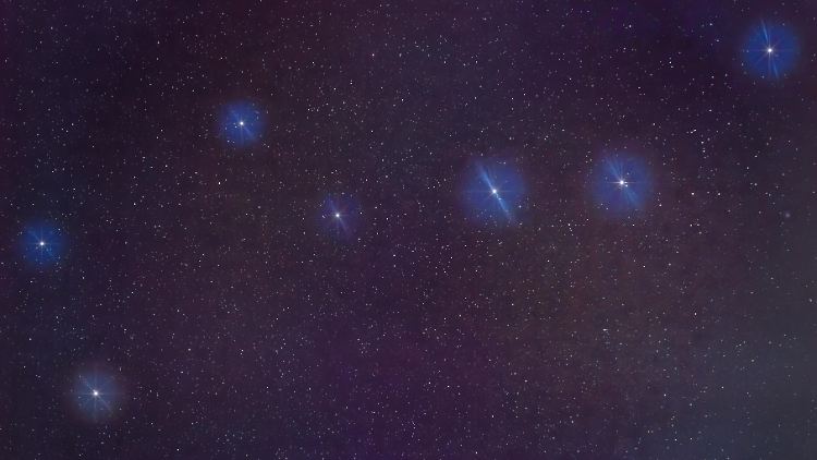 Großer Wagen im Sternbild Ursa Major - im Mai steil über den Köpfen der Himmelsbeobachter zu sehen.