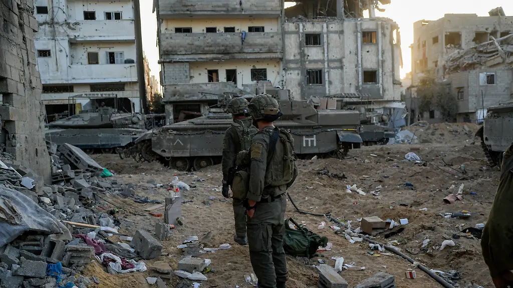 Ueberall-Schutt-und-eingestuerzte-Haeuser-Israelische-Soldaten-waehrend-der-Bodenoperation-im-Gazastreifen