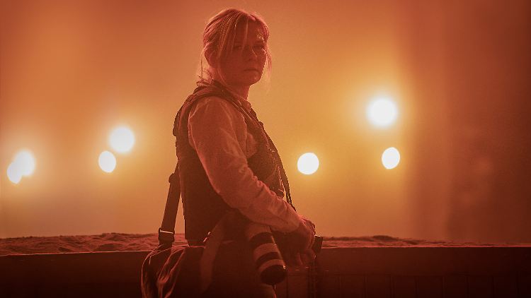 Anders als Regisseur Garland stammt Hauptdarstellerin Kirsten Dunst - trotz deutscher Vorfahren - tatsächlich aus den USA.