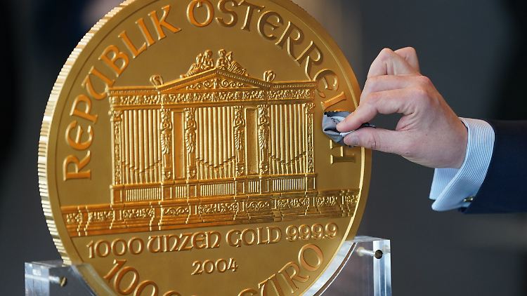 Obwohl die Münze einen Wert von 2,2 Millionen Euro hat, kann man in Österreich nur für ihren Nennwert von 100.000 Euro einkaufen.