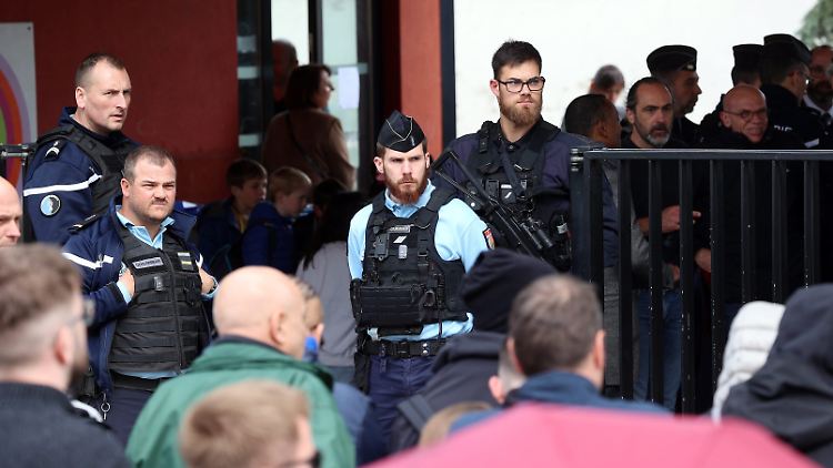 Nach dem Messerangriff riegelten zahlreiche Polizisten die Schulen ab.