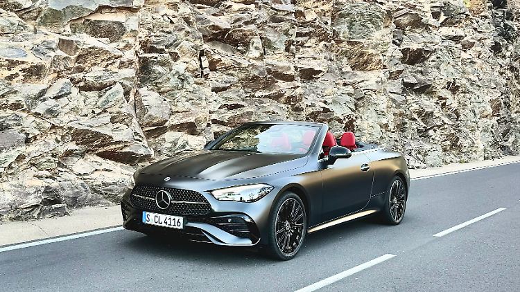 Mit sportiver Front ist der offene Mercedes CLE durchaus attraktiv. Fahrwerksseitig ist das mindestens zwei Tonnen schwere Cabriolet allerdings eher komfortabel als drahtig abgestimmt.