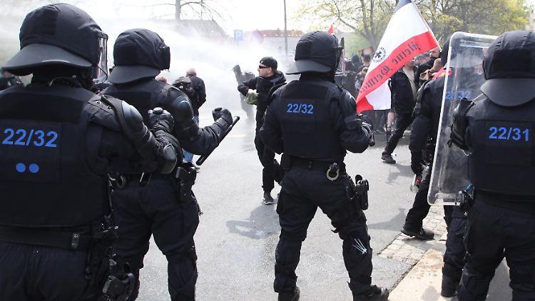 Polizisten bei einer Demonstration von Rechtsextremisten in Plauen. 