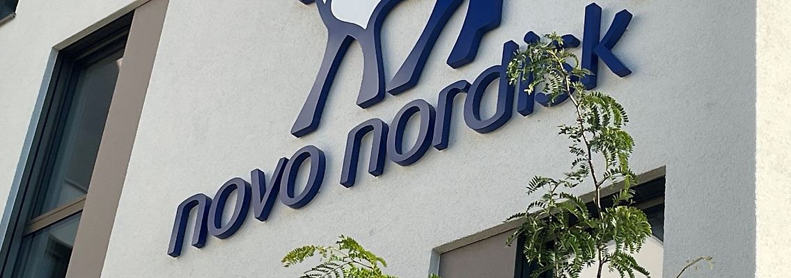 Das Logo des dänischen Pharmaunternehmens Novo Nordisk an der Fassade der neuen Deutschlandzentrale.