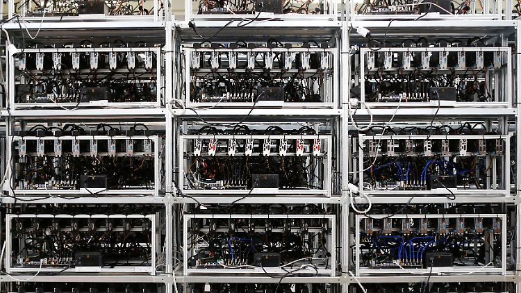 Neue Bitcoins entstehen durch komplexe Rechenprozesse.  