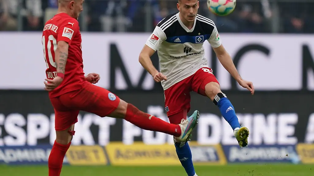 Kiels-Lewis-Holtby-l-und-Hamburgs-Laszlo-Benes-kaempfen-um-den-Ball