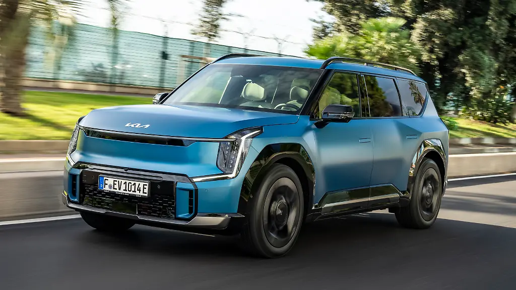 aKIA-EV9-gtline-bluematte-dynamic-hires-004