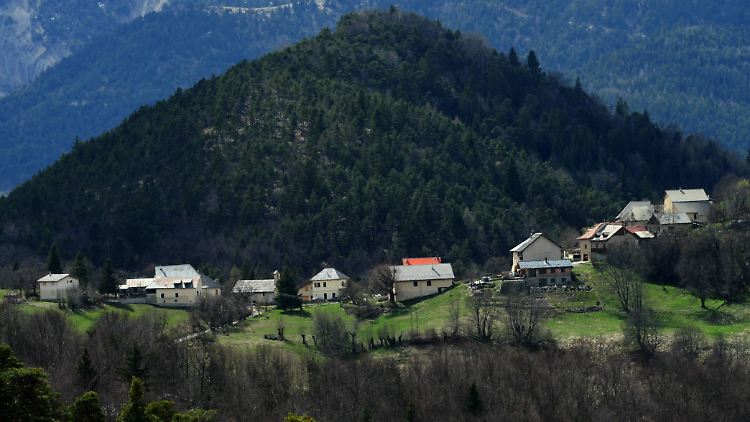 In der Umgebung des Dorfes leben mehrere Wölfe.