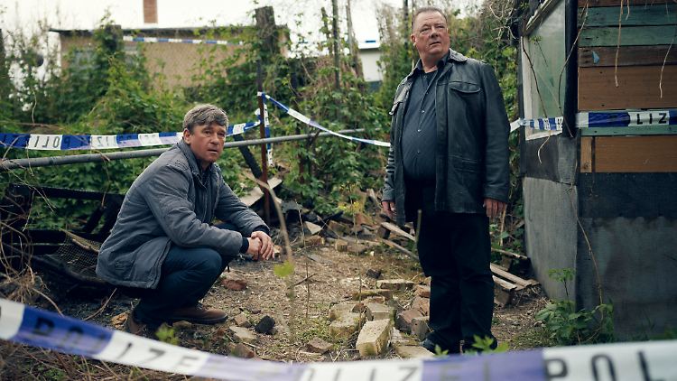 Die Kommissare Lehmann (Peter Schneider, l.) und Koitzsch (Peter Kurth) finden in einer Kleingartenkolonie die Leiche der achtjährigen Inka.
